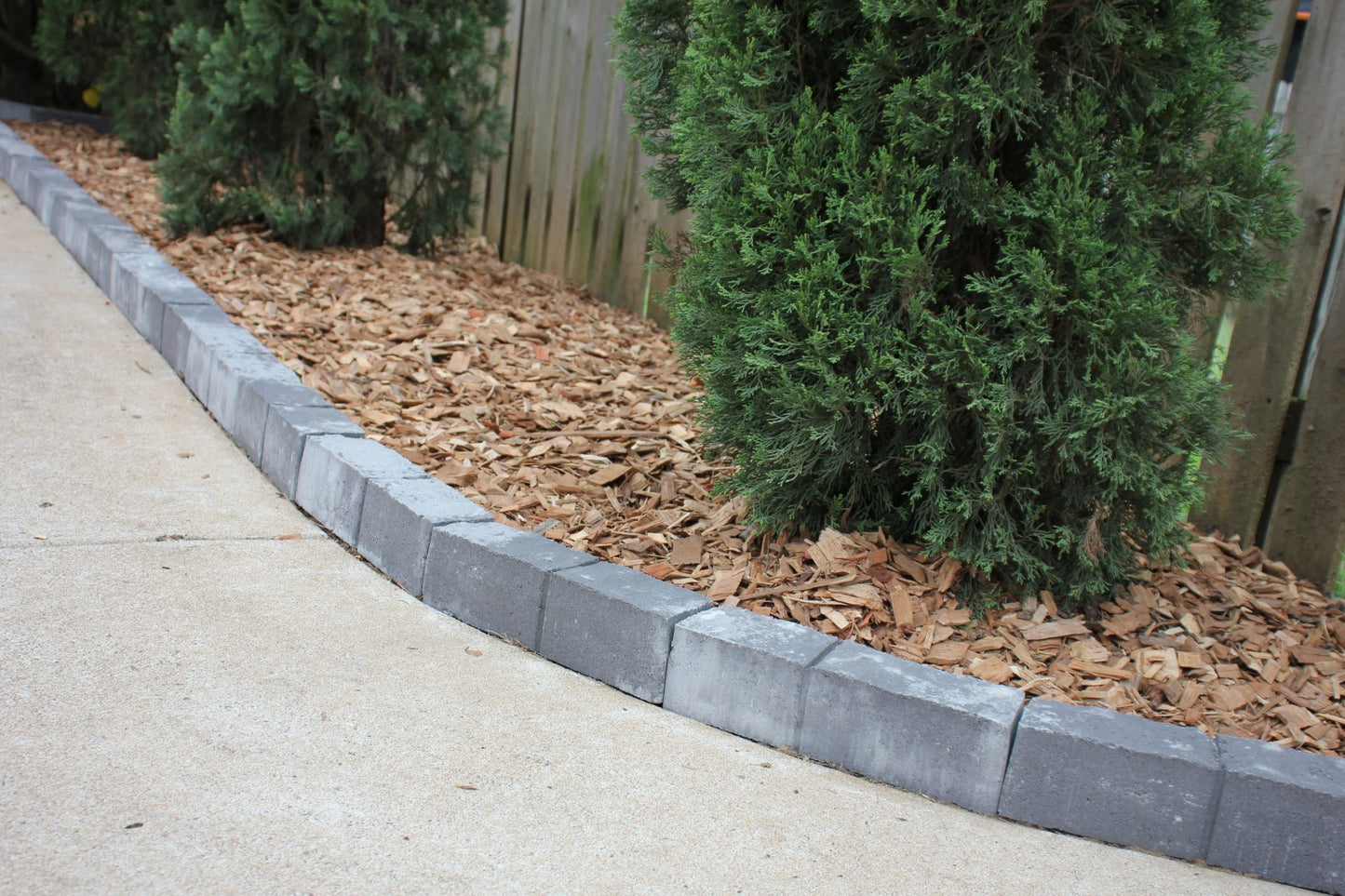 Vivid Edge Pavers- Gold Blend