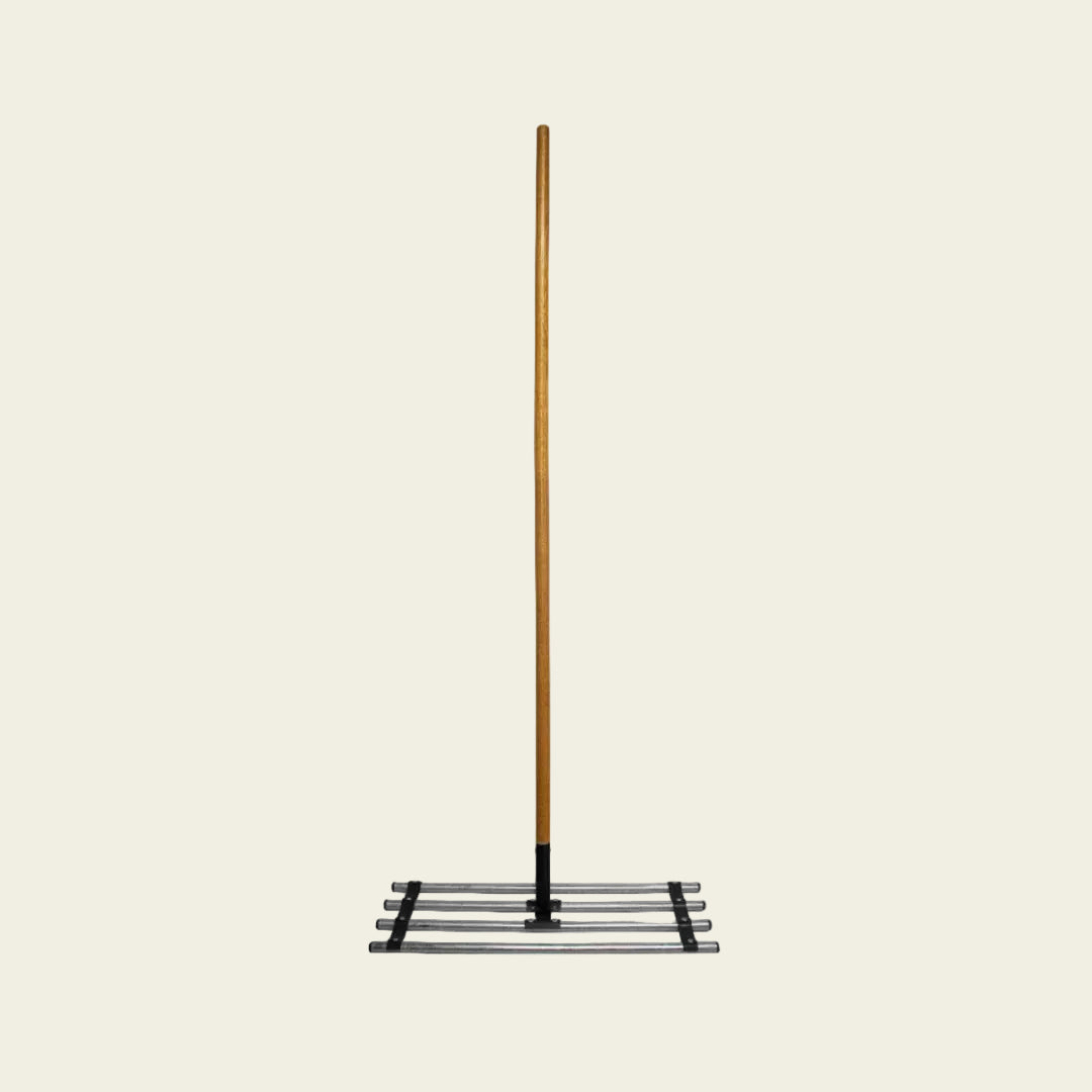 Rally Soil Spreader with Hardwood Handle