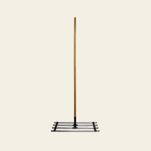 Rally Soil Spreader with Hardwood Handle